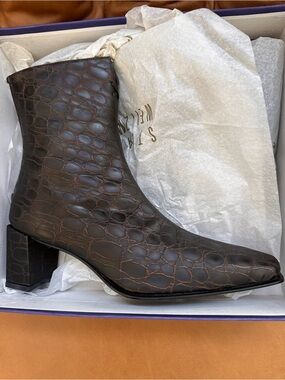 NWT Vintage Stuart Weitzman Dame Brown Caiman Croc-Embossed Ankle boot—8.5